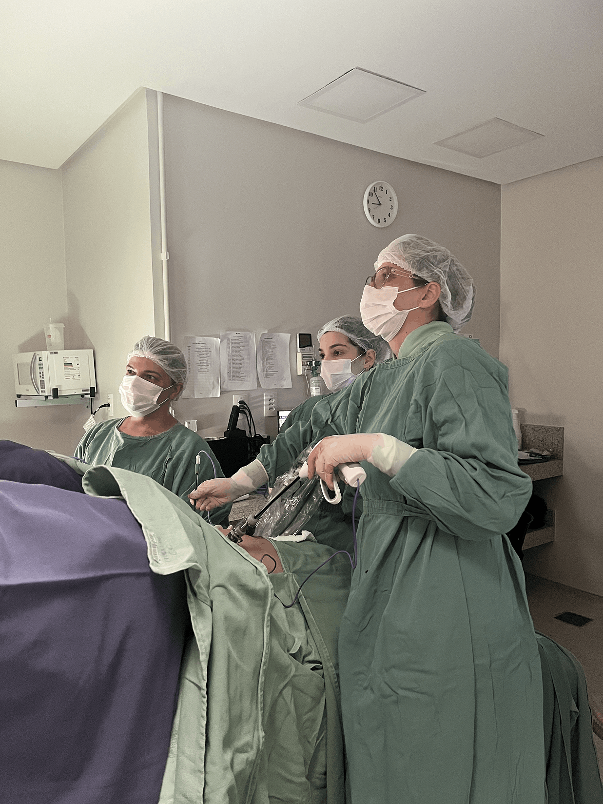 Dra. Marta Bereta durante um procedimento cirúrgico com sua equipe